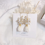 レジンアクセサリー　プリザーブドフラワーの白い薔薇とパール、ビーズのイヤリングピアス　パーティー　ウェディング