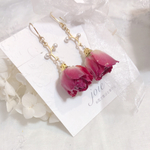 レジンアクセサリー　ドライフラワーの薔薇と小さなパールのイヤリングピアス　joie