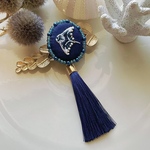 タッセル付刺繍ブローチ 楕円 -マンタ-