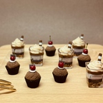 ミルクチョコレートモカラテとチョコレート&ダークチェリーカップケーキのミニチュアピアス/イヤリング