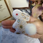 専用ページ❤再販〜赤目うさぎ❤ビーズ刺繍ブローチうさぎ 干支うさぎ 卯年ブローチ
