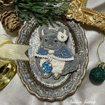 【グレー】クリスマスチンチラの手刺繍ブローチＡ①冬の星空