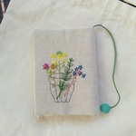 文庫本刺繍のブックカバー　花をコップにさす