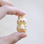 鏡餅を準備するうさぎさんのパン ブローチまたはパーツなし