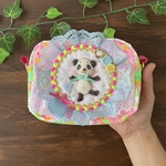ご機嫌パンダさんの羊毛刺繍アップリケのスクエアポーチ