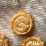 べいびービスケットピンブローチ