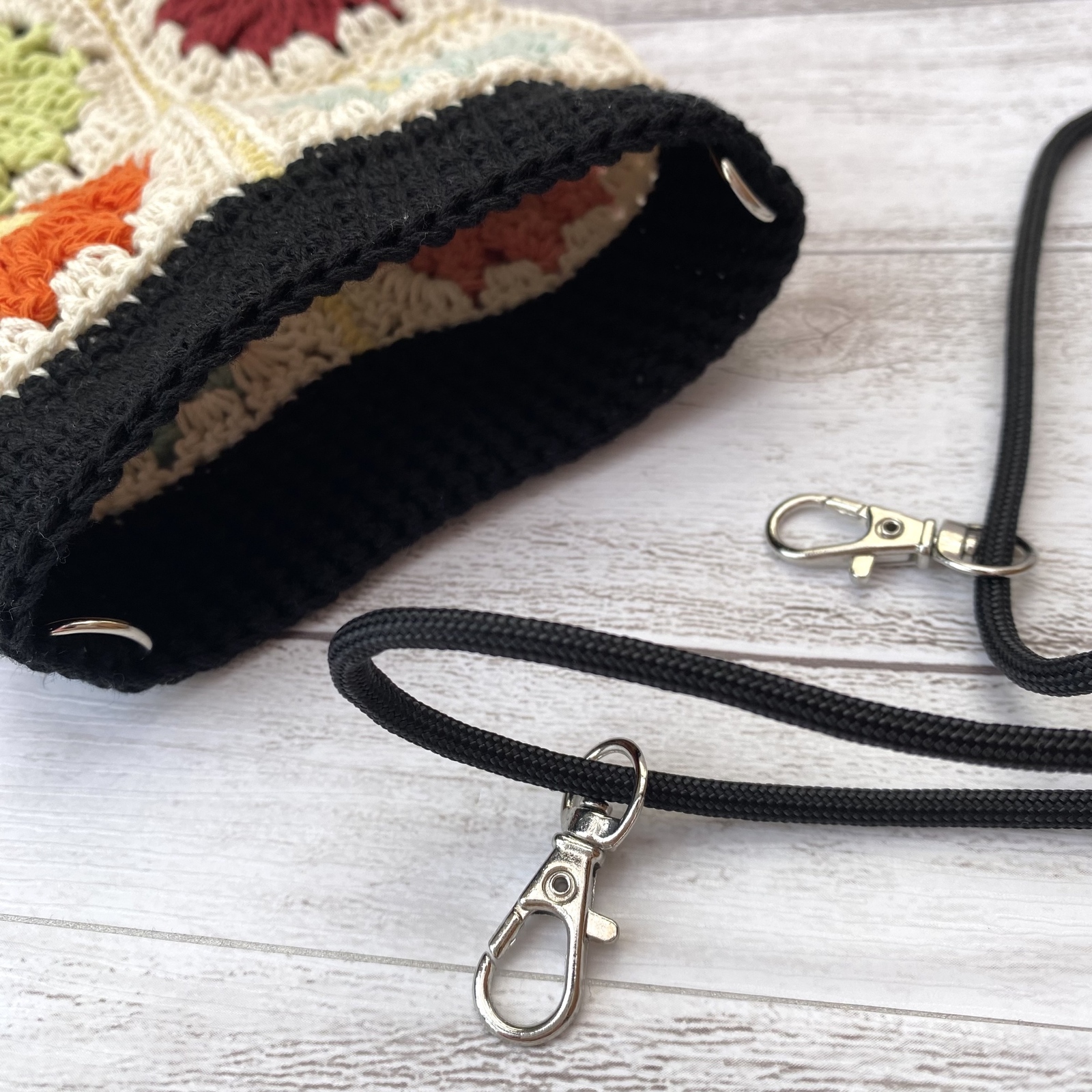 NO.3122067】ハンドメイド モチーフ編み サコッシュ グラニースクエア