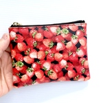 感謝セール品❤️いちごいちご🍓　便利ラミネート　ミニポーチ　12cmファスナー