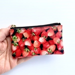 感謝セール品❤️「再販」いちごいちご🍓　小銭入れ、印鑑入れ、ラミネートミニポーチ　10cmファスナー