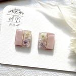 かすみ草のピアス ୨୧イヤリング　スクエア　ハンドメイド　レジン　ドライフラワー　ボタニカル　バイカラー　pink  s
