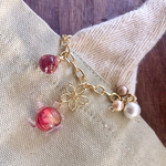 薔薇のティーポットが揺れるバックチャーム　不思議の国のアリス