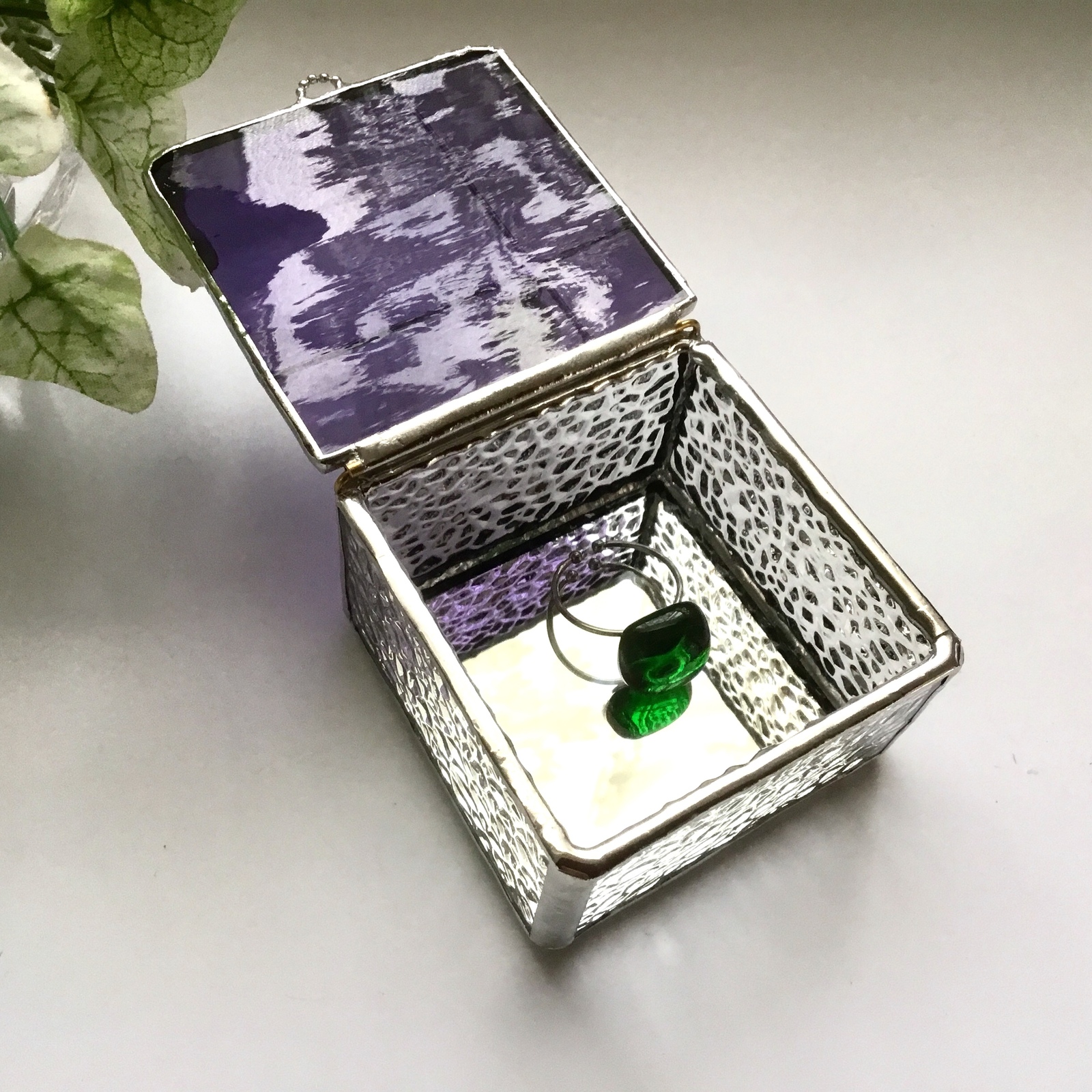 ギフトボックスのようなガラスの小物入れ * パープル × クリア