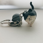 ハチワレ黒灰丸猫のキーホルダー鈴付き