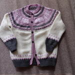 生成りと藤色のヨーク編みカーディガン（ちょっと訳あり）