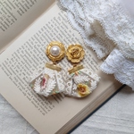 【残り1点のみ】刺繍リボンとボタン イヤリング ピアス 