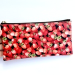 ラミネートペンケース、マスクポーチ　お財布ポーチ　いちご🍓　裏面レザーとクリア生地　20cmファスナー