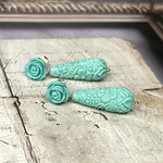 728.染め合成珊瑚の薔薇と雫のピアス（ターコイズ）