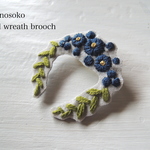 刺繍のお花リースブローチ（三日月　青色系）