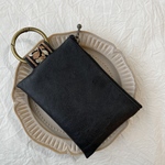 カラビナ付きポーチ 合皮 刺繍リボン