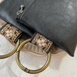 カラビナ付きポーチ 合皮 刺繍リボン