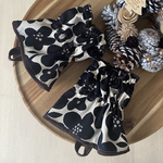 キッチンアームカバー　北欧　黒いお花