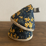 ふわふわ三角鍋つかみ　北欧ミモザブーケ　ネイビー