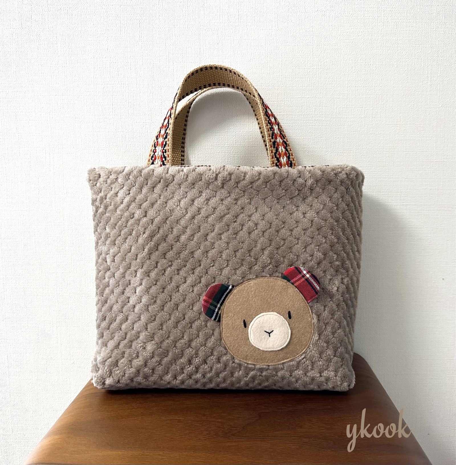 KARL HELMUT クマさん刺繍辛子色 トートバッグ肩紐付き（新品、未使用） KARL HELMUT クマさん刺繍辛子色 トートバッグ肩紐付き（新品