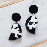 牛柄×ブラックのポリマークレイピアス