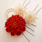 【受注】つまみ細工のお花髪飾り-赤と白　飾り紐つき　Ｕぴんセット-　成人式　卒業式　袴　振袖　浴衣　七五三　着物