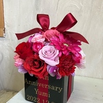 結婚祝い　お誕生日祝い　開店祝い　お花のギフトボックス　プリザーブドフラワーアレンジM（赤ピンク〉ゴールド文字入れ