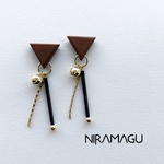 トライアングルウッドとスティックビーズのピアス