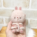 足が動く！ポンチョを着たピンクの小さなあみぐるみうさぎ(ラッピング無料)(オプションでキーホルダー可能)