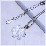 スワロフスキー　雪の結晶ネックレス　ヴィンテージ　スノーフレークペンダント　氷のような　無色透明　ステンレスネックレス　