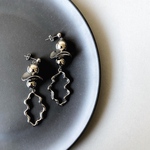 【SALE】メタルボール × うねうね × 大ぶりピアス［ サージカルステンレスポスト使用 / イヤリング対応 ］