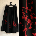 着物リメイク　黒地×赤い花　タック入りギャザースカート
