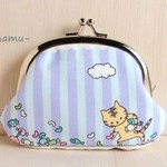 【再5】アメ拾い猫柄ぺたんこがま口財布（パープル）