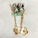 うさぎとお花のイヤリング(金属アレルギー対応)