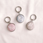 【全４色×20種類𖧷コロンと可愛い♡イニシャルキーホルダー】イニシャルキーホルダー　名入れキーホルダー　名前入り　ネームタグ　名札　シンプルキーホルダー　お名前キーホルダー　うちの子キーホルダー