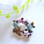 リスくんと優しい色のお花のリングブローチ。つまみ細工。