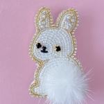 おしりフワフワ振り向きうさぎのブローチ(ビーズ刺繍)