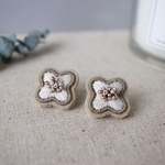 ビーズ刺繍𓍯ベージュ×ホワイトflowerピアス