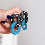 ピアス (black×blue) ラバーaccessory 大ぶり イヤリング変更可能 くすみブルー マット 軽い スプレー柄 ペイント柄 ワイズ