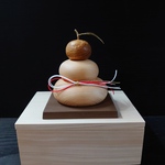 木製鏡餅小　　桧と欅と真鍮の葉っぱ　ミカン手彫り