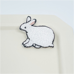 おすわり野うさぎ刺繍ブローチ／ニンホンノウサギ／itomici 