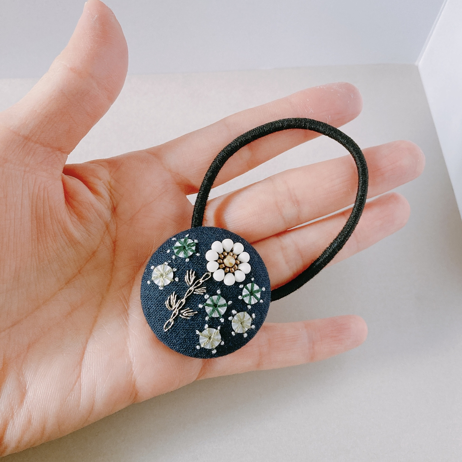 ビーズ刺繍 お花のヘアゴム - 雪ノ花 | minne byGMOペパボ 国内最大級