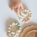 《wood rattle》優しい音のガラガララトル　淡いカラーがかわいい　歯固め　赤ちゃんのおもちゃ　出産祝い