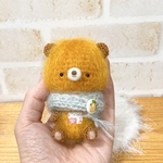 足が動く小さなあみぐるみくまちゃん(水色マフラー、キャメル)(ラッピング無料)(オプションでキーホルダー可能)