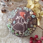 一点物★刺繍ブローチ『女の子と癒しの森』