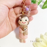 ✿ 人気商品 ✿ ♡くまちゃんとなかよし♡ だっこする女の子 羊毛フェルト キーホルダー