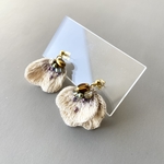 立体刺繍の花びらゆらゆらピアス（イヤリング）